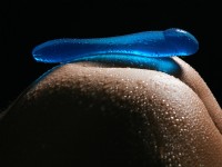 Wallpaper: Po mit blauen, transparenten Dildo als Closeup mit Wasserperlen