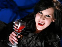 Wallpaper: Vampir Lady mit langen Vampirzähnen und Kelch mit Blut