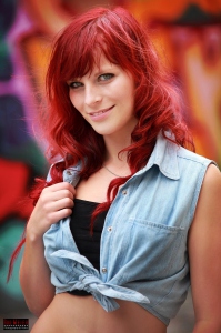 Graffiti Hintergrund - Model in Jeansjacke