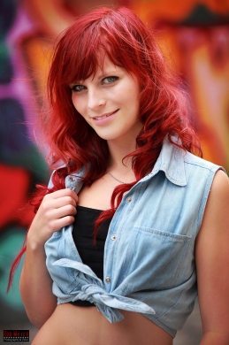 Graffiti Hintergrund - Model in Jeansjacke