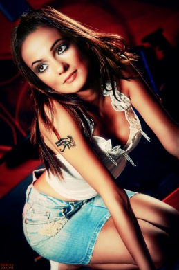 Girl in Jeans-Rock - Graffiti